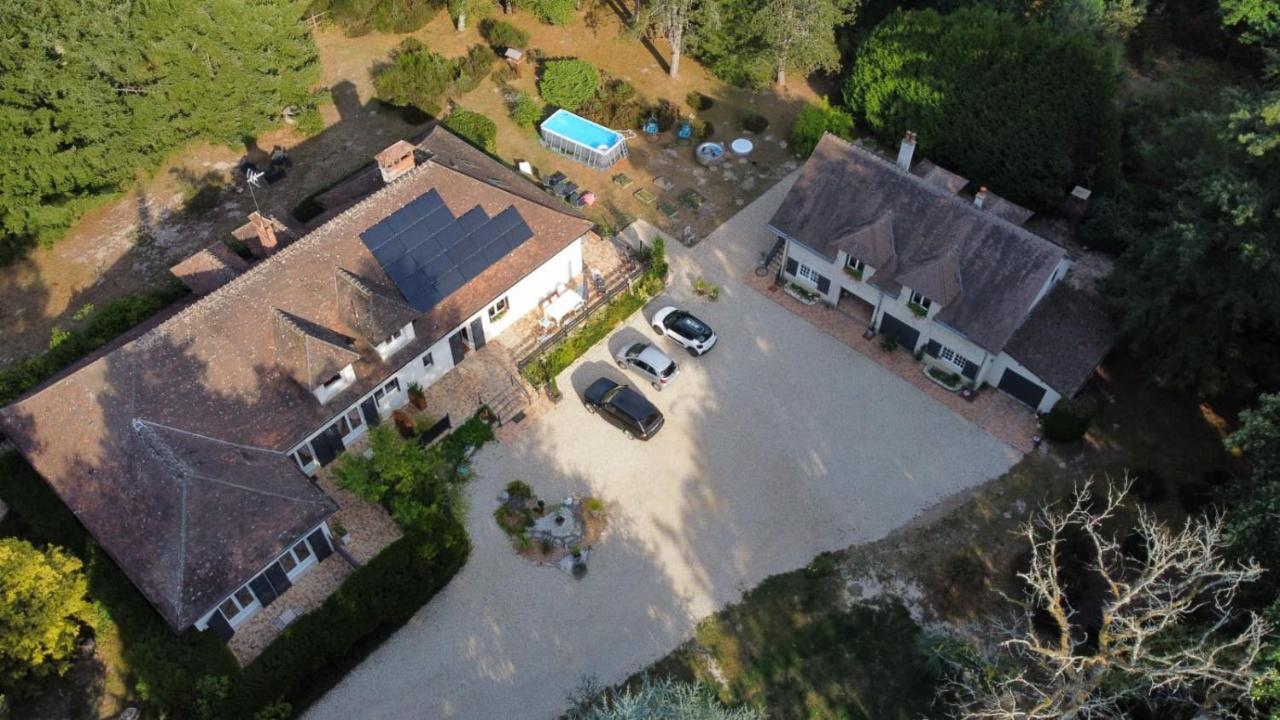 Les Genebruyeres - L'Histoire D'Un Reve Bed & Breakfast Aubigny-sur-Nere Exterior photo